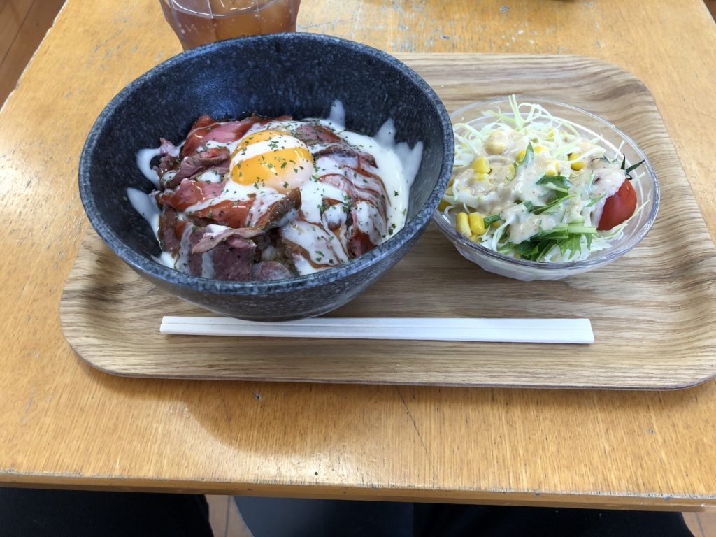 フードコートの美味しいご飯。ウイステ野田阪神店のローストビーフ丼